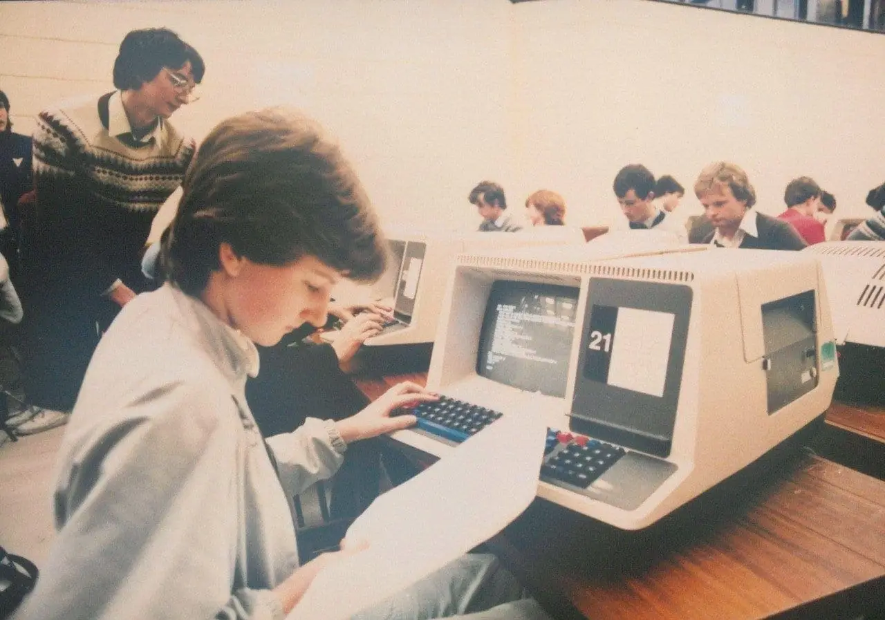 Niño en clase con Ordenador