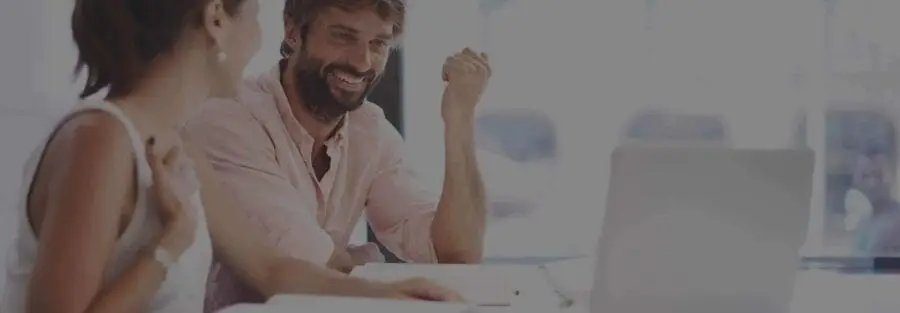 Dos personas hablando en la home de JMG Virtual Consulting